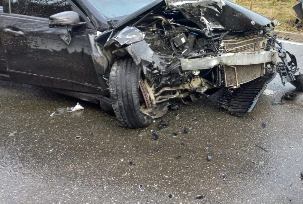 E rende/ Këngëtari i njohur p*rplas për vd*kje një grua te vijat e bardha