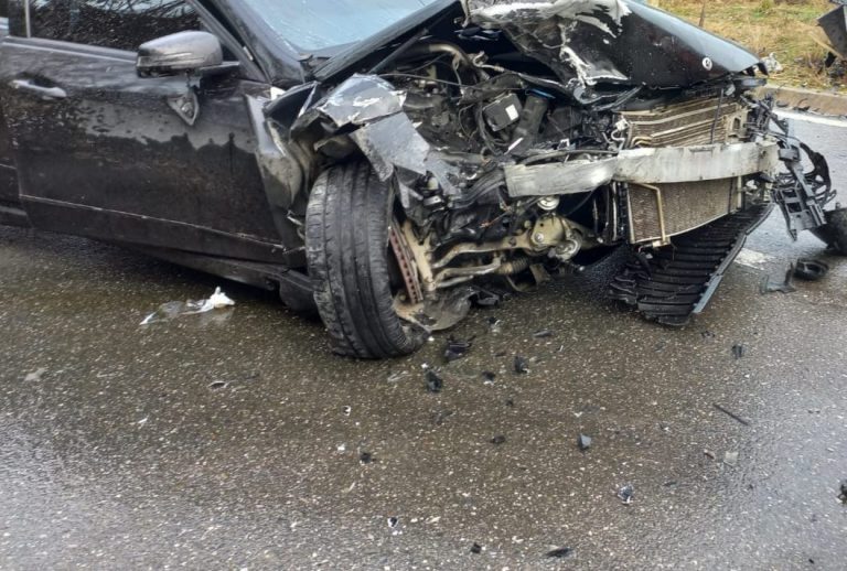 E rende/ Këngëtari i njohur p*rplas për vd*kje një grua te vijat e bardha