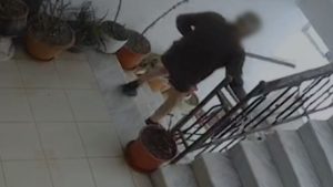 “Çm*ndet” plaku në Durrës, me të mbathura e çorape ndjek nëpër shkallë me hu në dorë gruan, arrestohet 76-vjeçari. VIDEO