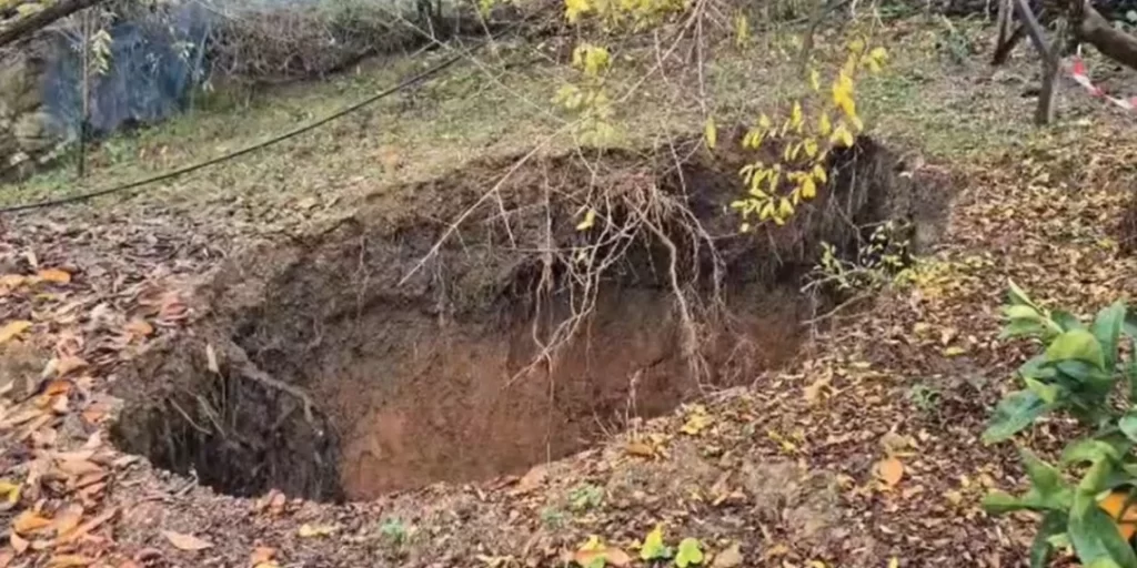 E frikshme në qytetin shqiptar/ Një gropë gjigante ‘gllabëron’ tokën pranë banesave, banorët në alarm kërkojnë ndërhyrje urgjente