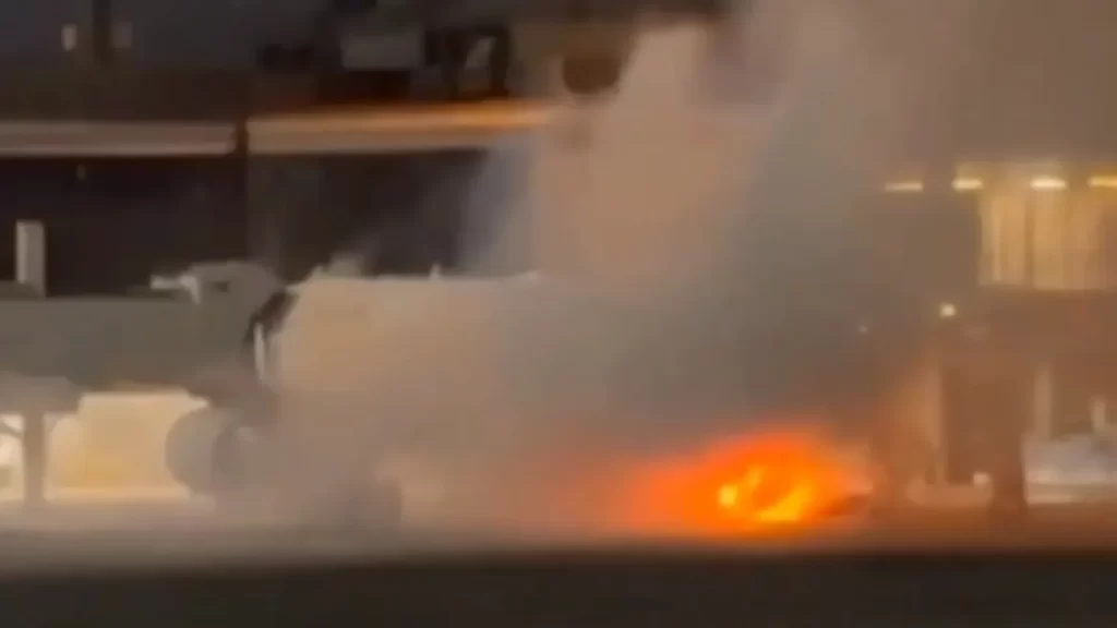 P*nik në aeroport! Makina e bagazheve “shpërthen” në flakë pranë avionit