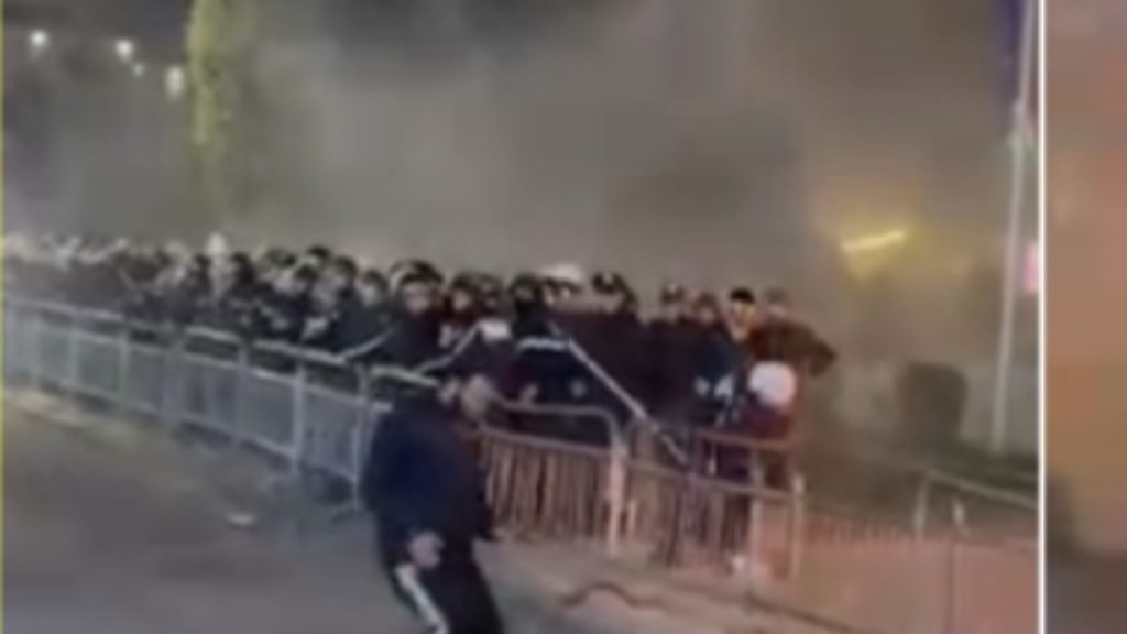 Incident i frikshëm/ Protestuesit i plàs molotovi tek këmbët, merr flakë dhe largohet me vrap