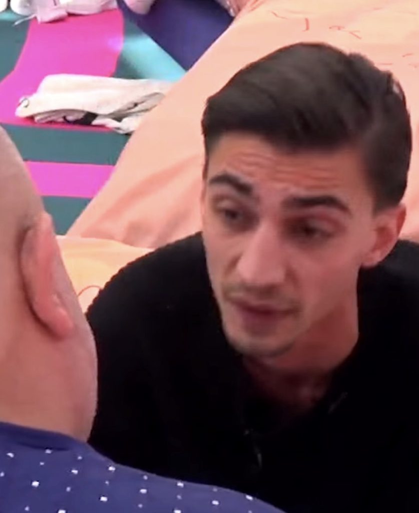 MOMENT EMOCIONUES NË BIG BROTHER VIP: Juxhini i puth dorën Ilir Vrenozit dhe i kerkon falje, Vrenozi habit me reagimin