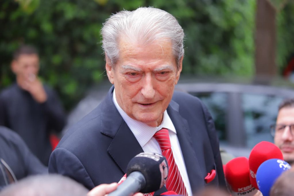 “Më 17 prill të gjithë në protestë, t’i dalim zot vetes!”, flet Berisha