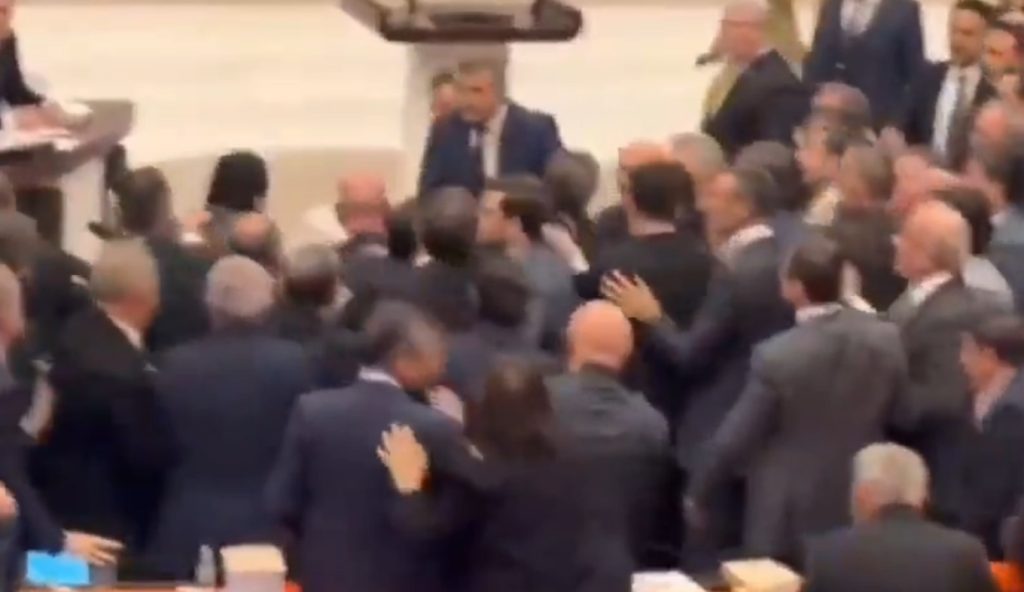 Plas keq debati për buxhetin e shtetit, sherr i madh në Parlament