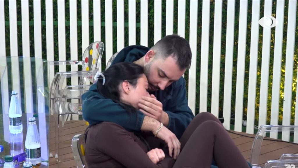 “Ke bërë llafe me njeri?!”/E përlotur në oborr Stelina i rrëfen Keijsit arsyen, ai e përqafon dhe…
