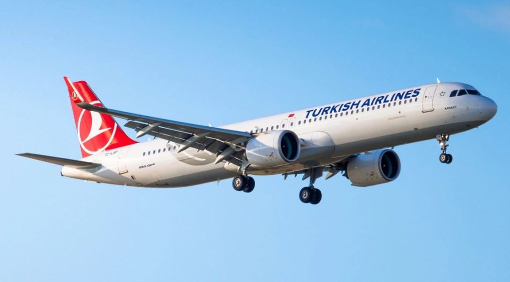 Alarm në bordin e aeroplanit të “Turkish Airlines” gjatë uljes në Barcelonë! Dy avionë luftarakë i bëjnë eskortë, pas kontrollit…
