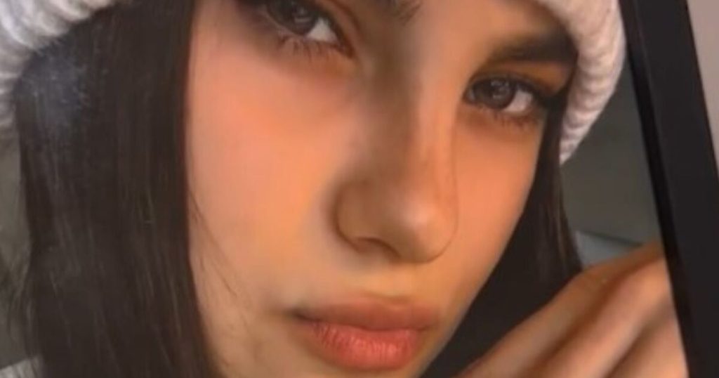 Emigranti kap me f orcë të renë dhe e SHTYN drejt shinave të metrosë