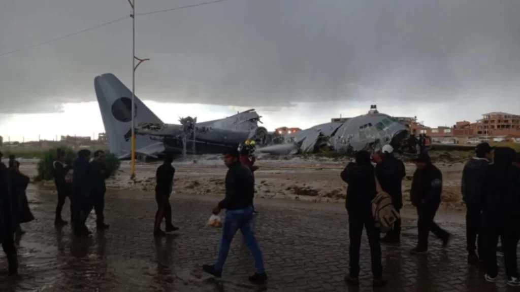 Avioni rrëshqet nga pista gjatë uljes dhe përplaset me makinat në aeroport, 20 vik*ima dhe 30 të pl*gosur