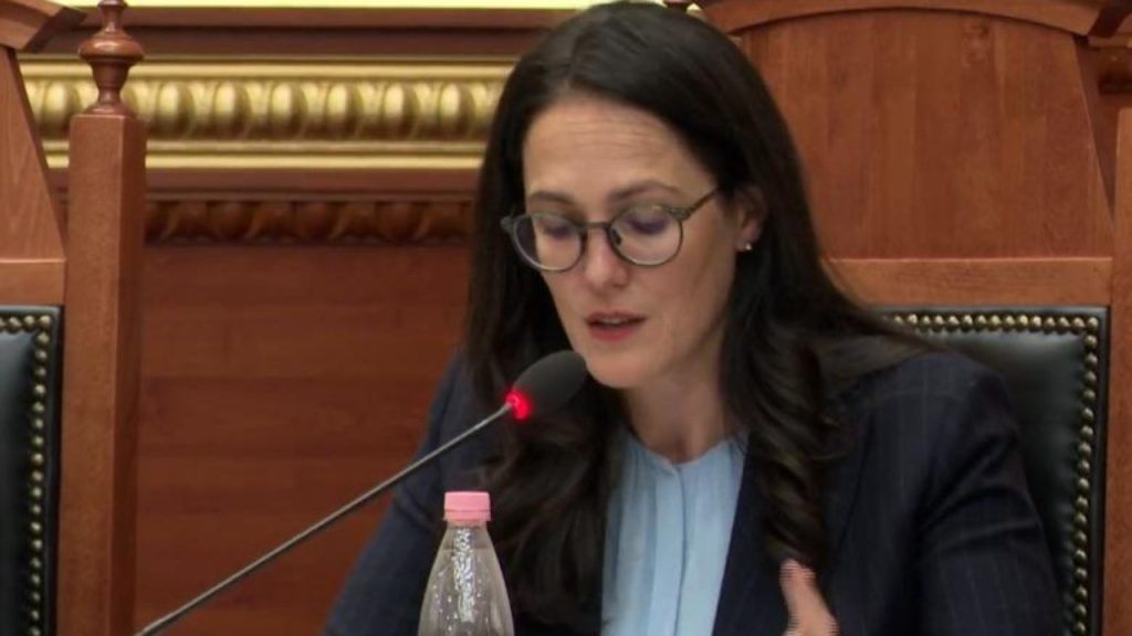 Ministrja Ibrahimaj: Aq shumë vende të lira pune ka në Shqipëri, saqë po ndodh ajo që nuk pritej