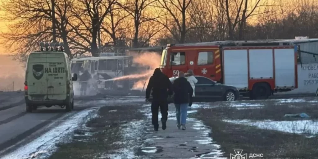 S*lmohet nje autobus, 12 persona..