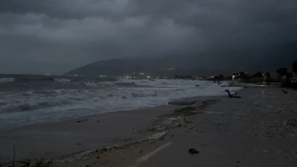 Tërbohet deti në Shqipëri, del nga shtrati dhe përmbyt banesat. Pritet që