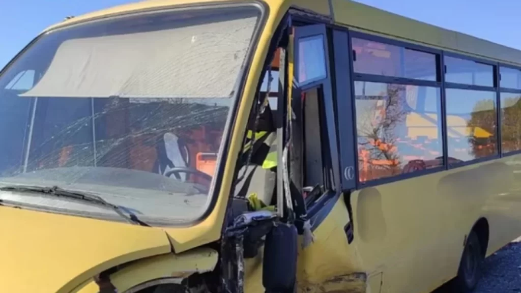 Aksident I FRKSHËM! Autobusi i mbushur me fëmijë përplaset me një makinë