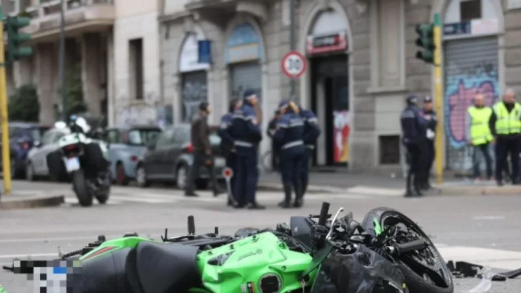 Aksident i rëndë / Të rinjtë që udhëtonin me motor përplasen me taksinë, vd*sin në vend
