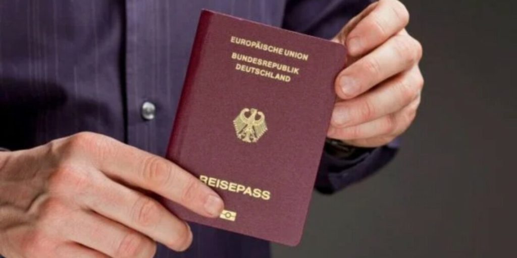 Lajm i keq për emigrantët/ Rikthehen rregullat e forta, nuk do keni me leverdi te rrini