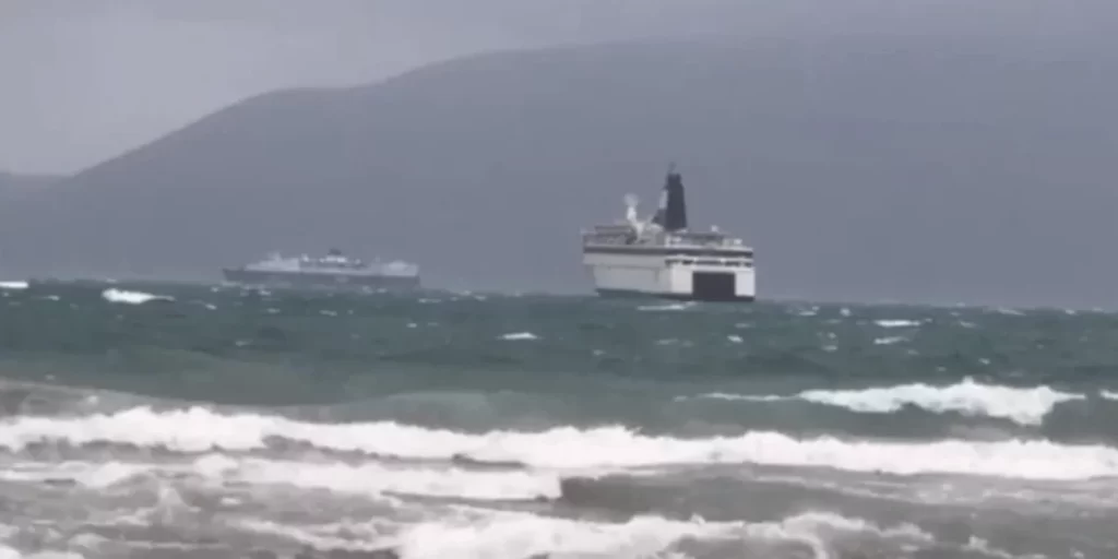 Sot priten reshje intensive/ Anulohet nisja e tragetit Vlorë-Brindisi, ndalohet lundrimi i mjeteve të vogla