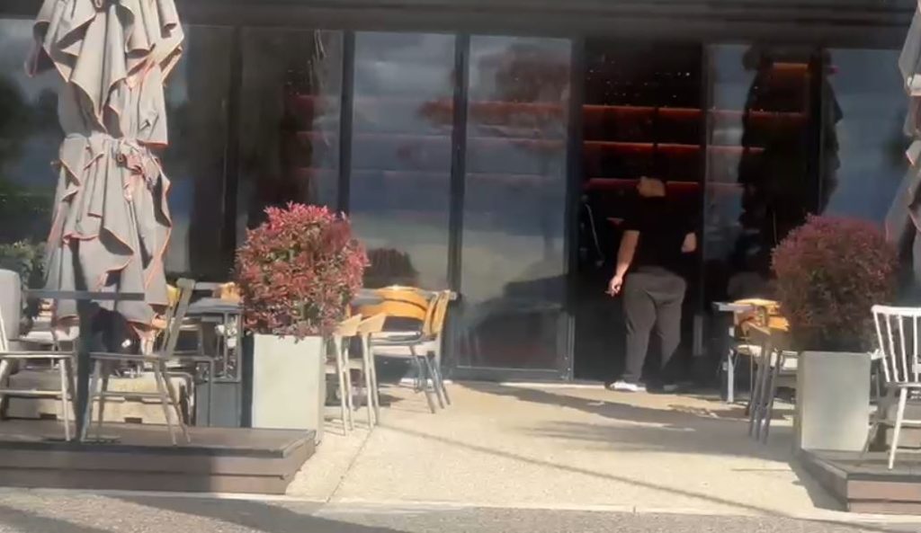 Dh*në në Lungomare, pronari i një lokali gditet nga 3 persona, përfundon në spital