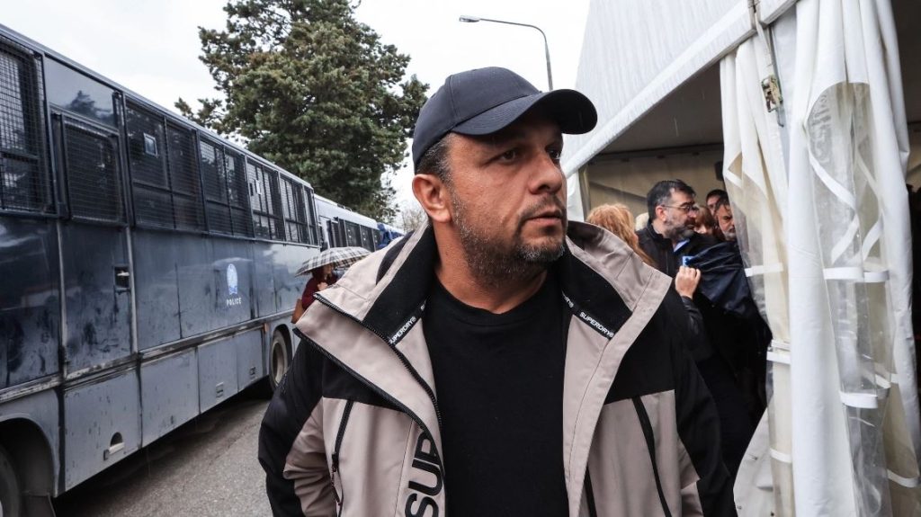 Tensione në gjyqin për aksidentin hekurudhor të Tempit në Greqi, shqiptarit Pano Ruçi i bie të fikët