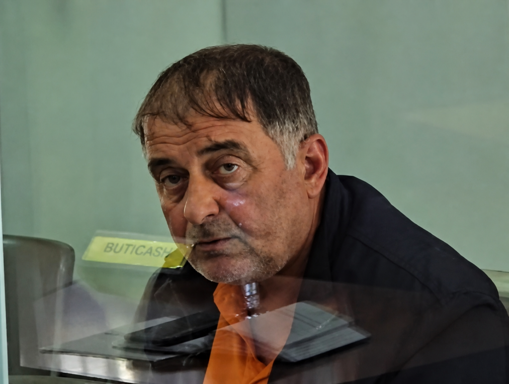 Me duart mbi kokë DALIN PAMJET e autorit në Durrës, e pabesueshme çfarë bëri në gjykatë