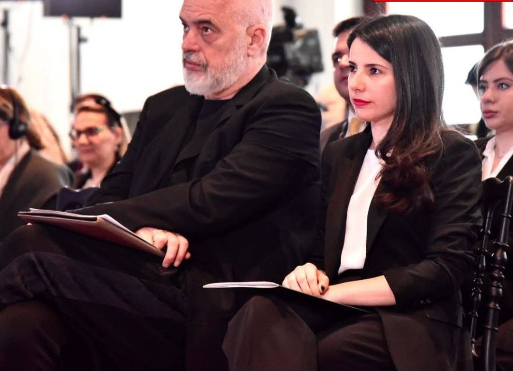 Sapo u bë nënë! Babai i ministres së Edi Ramës përplaset për vdkje nga makina