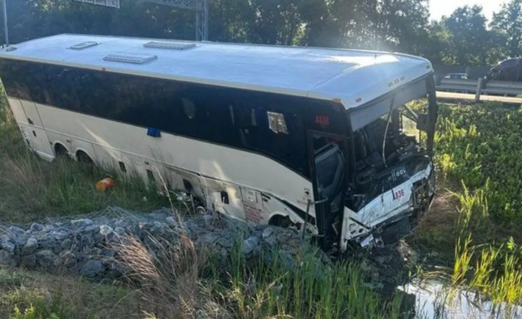5 të vdekur dhe dhjetëra të plagosur pas përplasjes së autobusit me gjashtë makina