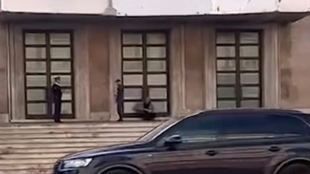 Çfarë po ndodh tek Kryeministria?! Qytetari hipën me makinë në trotuar, shkelmon derën e kryeministrisë