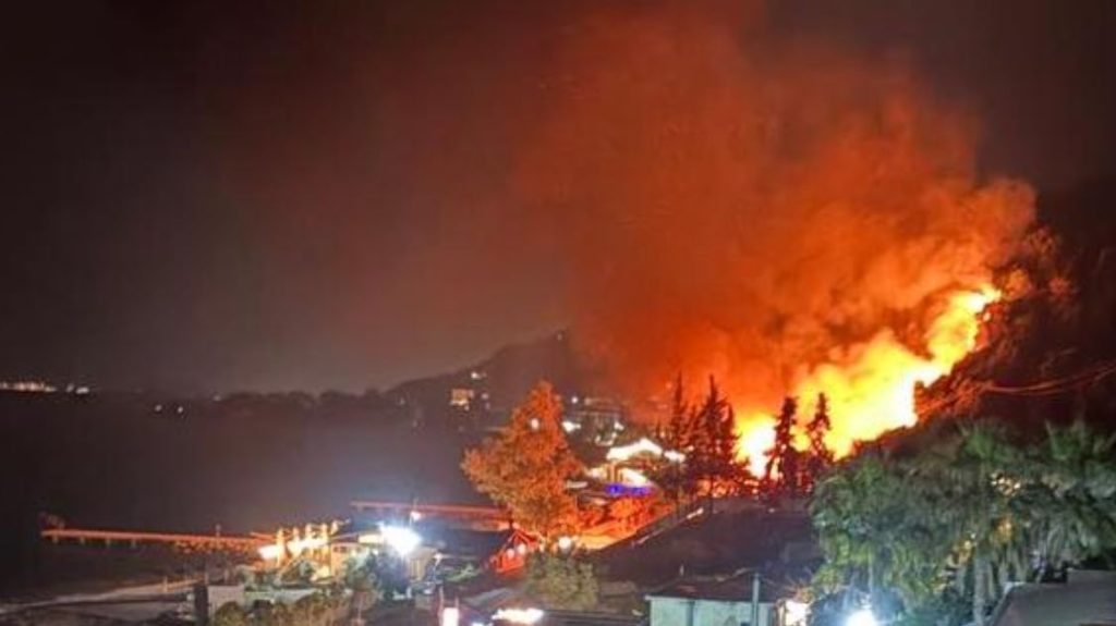 Zjarr i madh në Radhimë, rrezikohen 4 hotele! Dy zjarrfikëse drejt vendngjarjes