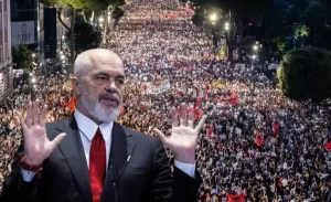 Protesta/ Autoblinda dhe autoboti me ujë, vendosen te Parlamenti