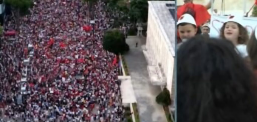 Slogani MADHËSHTOR i tubimit, fëmijët e vegjël në protestën para Kryeministrisē