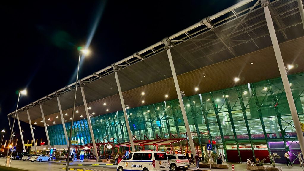 E bujshme! Aeroporti Ndërkombëtar i Tiranës me njoftim URGJENT për udhëtarët