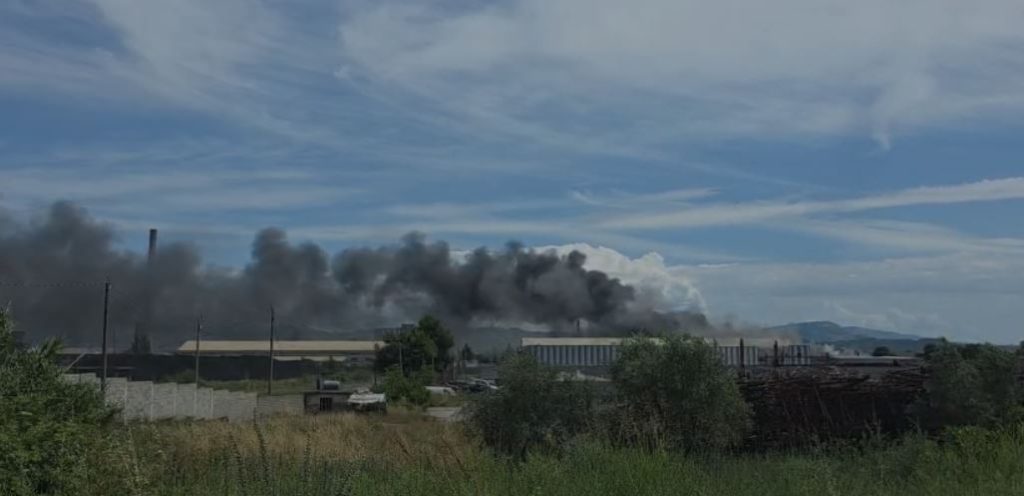 Zjarr i përmasave të mëdha në ish-Kombinatin Metalurgjik në Elbasan