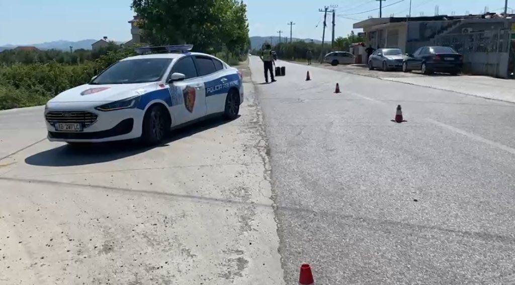 Aksident në Divjakë, 22-vjeçari përplas për vdekje me motor të moshuarën