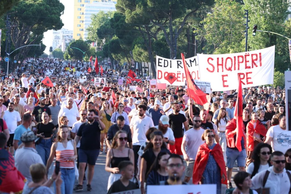 Te gjithe protestojne per HALLET ne vend, arsyeja e CMENDUR e kesaj protestuese do tju habisë