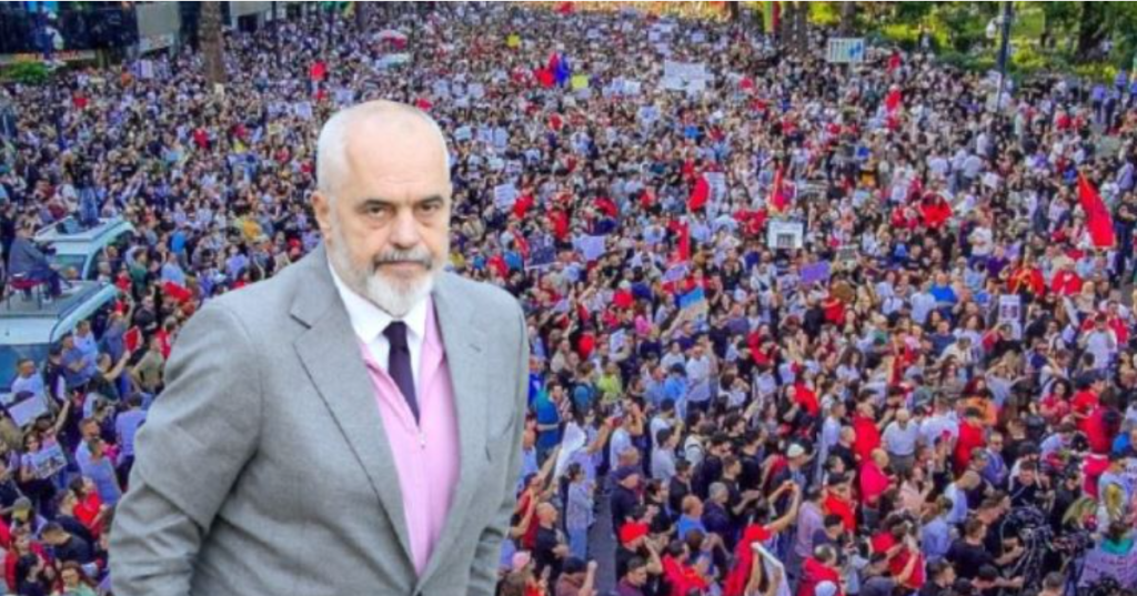 Jo vetëm vezë, protestuesit “armatosen” me domate dhe speca kundër politikanëve