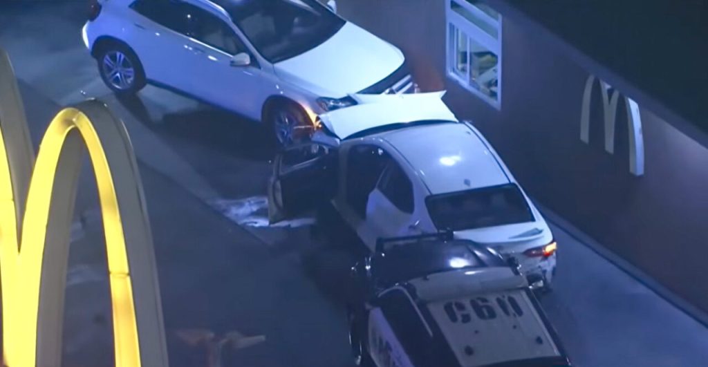 Makina godet dhe plagos 6 këmbësorë, shoferi arrestohet pas ndjekjes nga policia