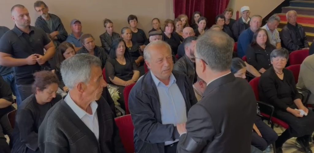 Presidenti Begaj bën homazhe për efektivin e vr arë, familjari: Bëhuni të zot, e latë vendin në duar të krimit!