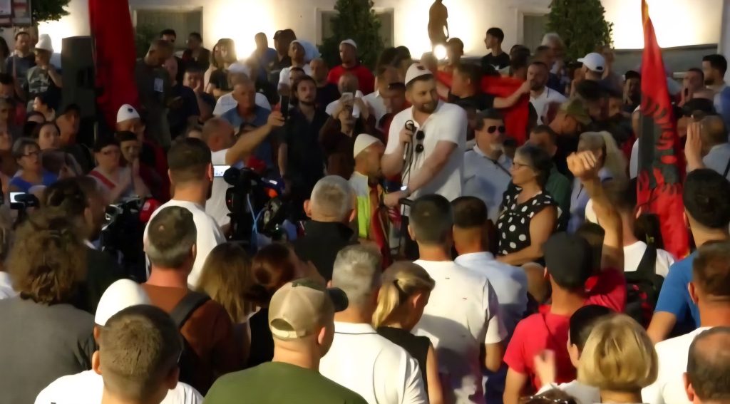 Deklarate e forte nga protesta e sotme, shtang djali i ri
