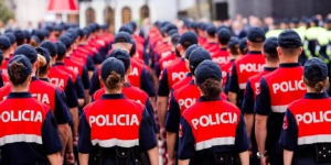 Qeveria miraton paketën për policët: Deri në 10 paga dhe banesë falas