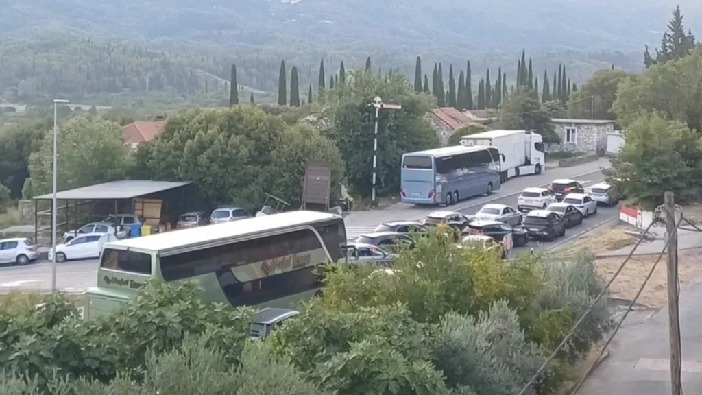 BLLOKOHET KUFIRI – Mijera emigrante me femije te vegjel ngelen ne mes te rruges