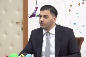 Video me një mashkull në zyrën e Agasit, kush janë emrat e dy ministrave që përfliten?