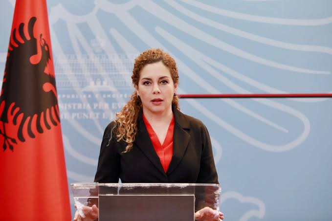 U thirr në SPAK dy ditë më parë, ish-ministrja Olta Xhaçka zyrtarisht në hetim për korrupsion dhe pastrim parash